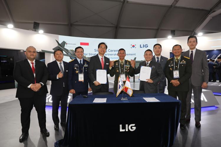 On the opening day of the ongoing Show, representatives of the country’s Ministry of Defence looked on as Indonesian company PT Republikorp sign a Strategic Partnership agreement with LIG Nex1 for missile systems.